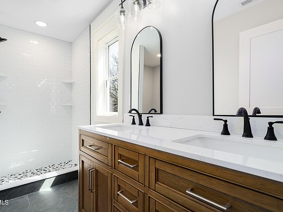 5th image of 226 Dorothy Cir