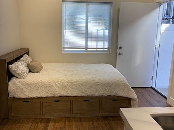 5th image of 609 Sunset Dr