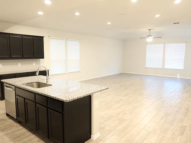 4805 Sassafras Dr — Photo 4
