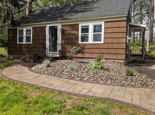 6 Pine Ridge Cir, North Syracuse, NY 13212