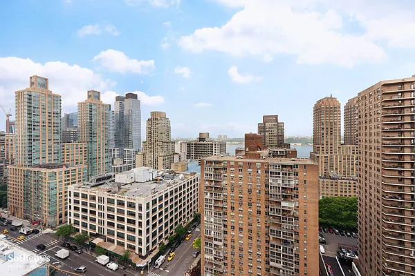 Sold by Sotheby's International Realty | media 10