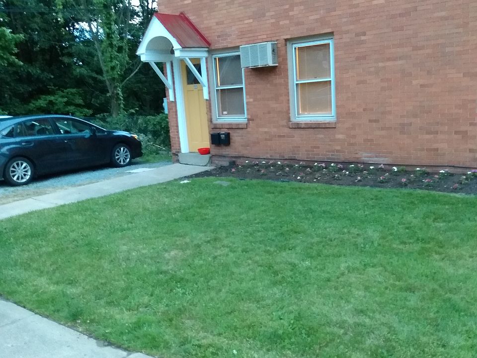 Fachada y estacionamiento.