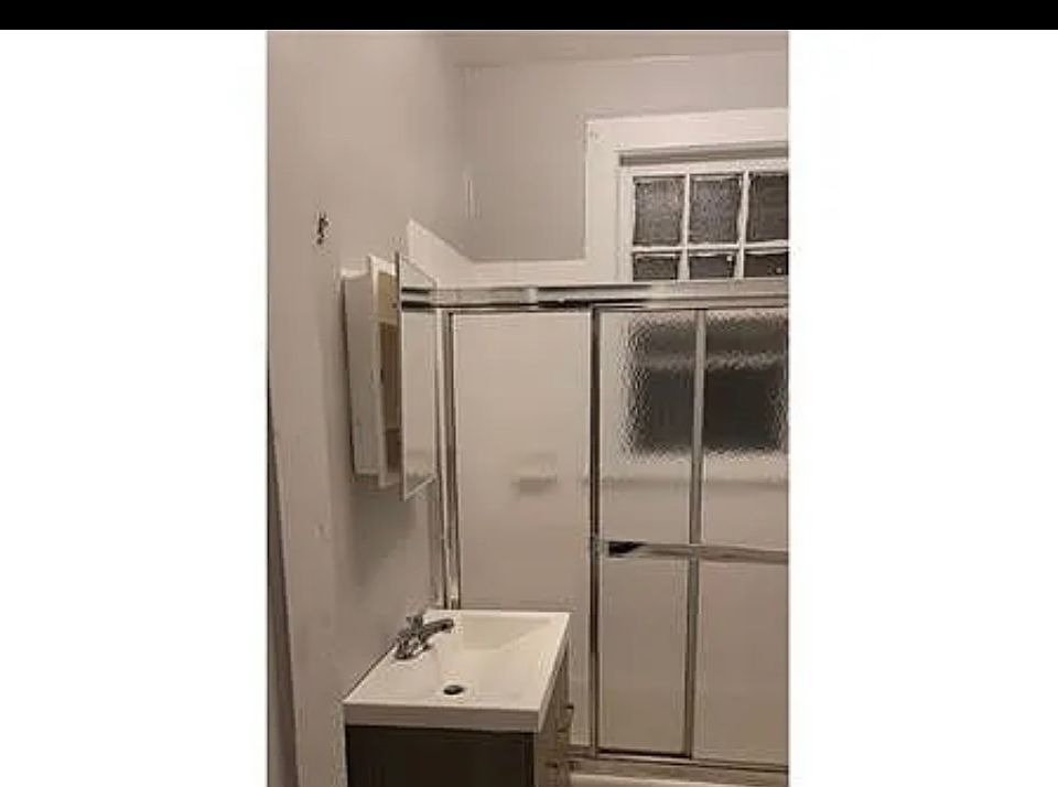 2nd image of 559-561 Maple Ave #2R