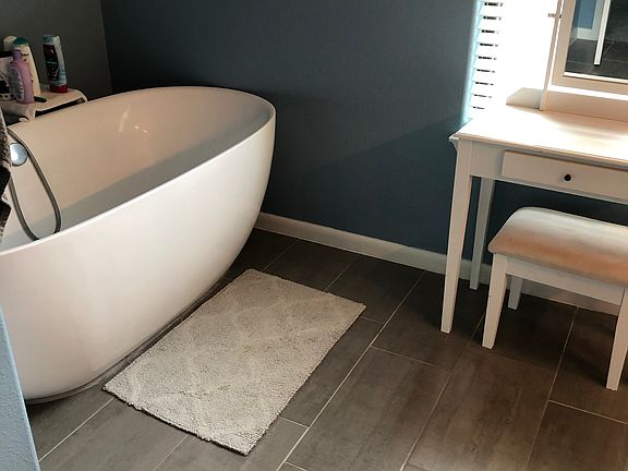 Master freestanding tub