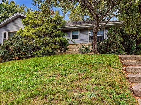 3025 Karen St, Dubuque, IA 52001
