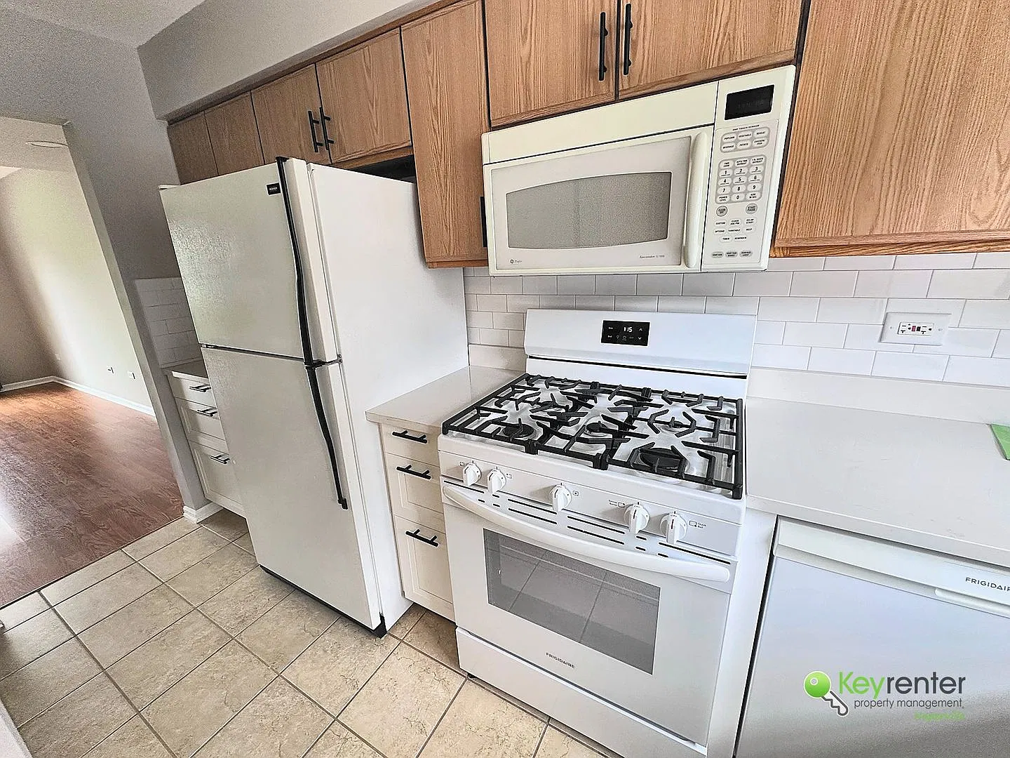 Beautiful 2 BR / 1.5 BA Single-Family Home Pet Friendly & Move-In Ready! — Photo 3