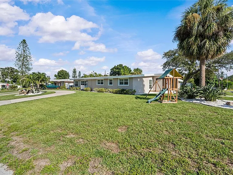 327 Sunny Ln — Photo 34