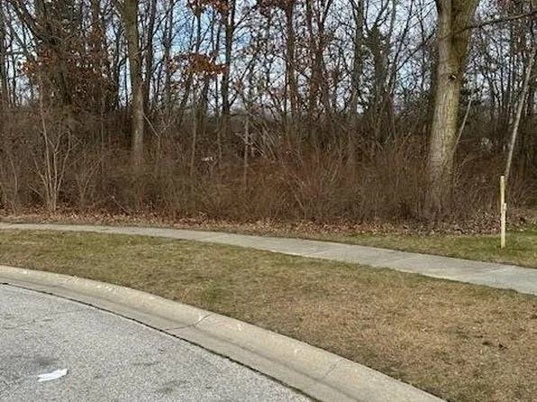 1415 Whispering Trl, Benton Harbor, MI 49022