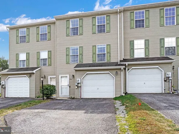 68 Mall Rd, Etters, PA 17319
