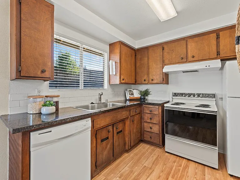 5484 Riverside Blvd — Photo 12