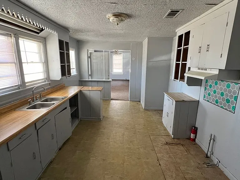 3233 Riviera St — Photo 4