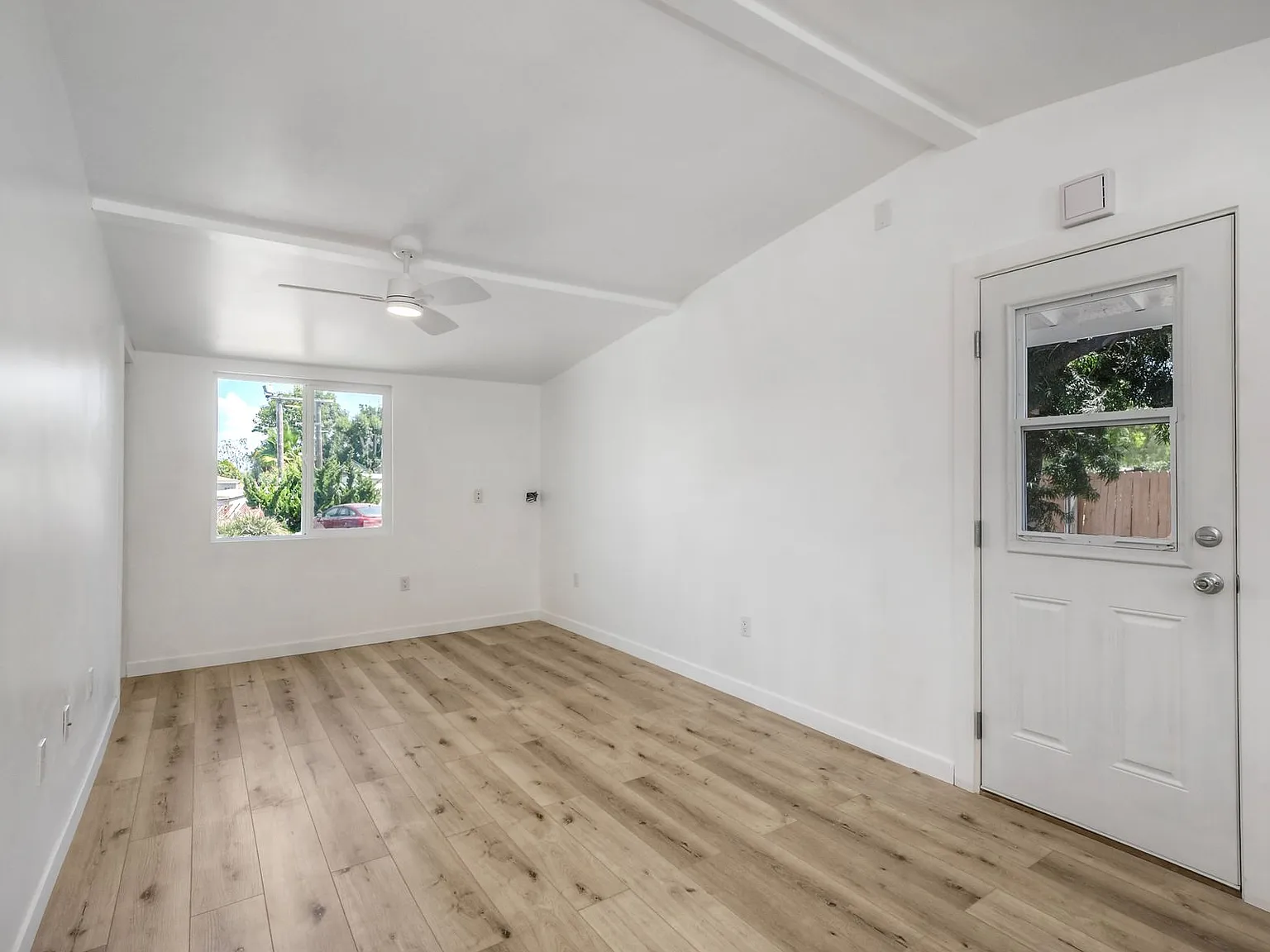 4108 Mission Avenue - A — Photo 4