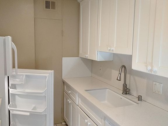 4th image of 4883 Collwood Blvd