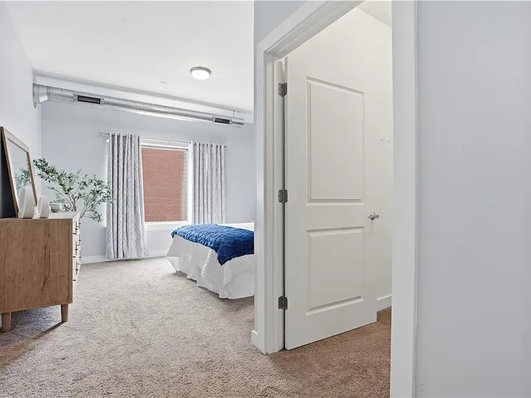 Ensuite walk-in closet