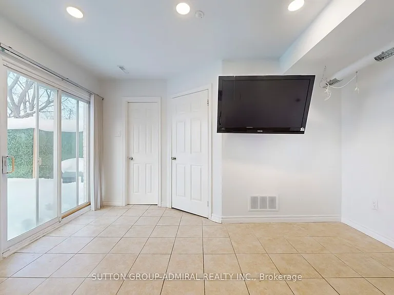64 Bronte St S #8 — Photo 29