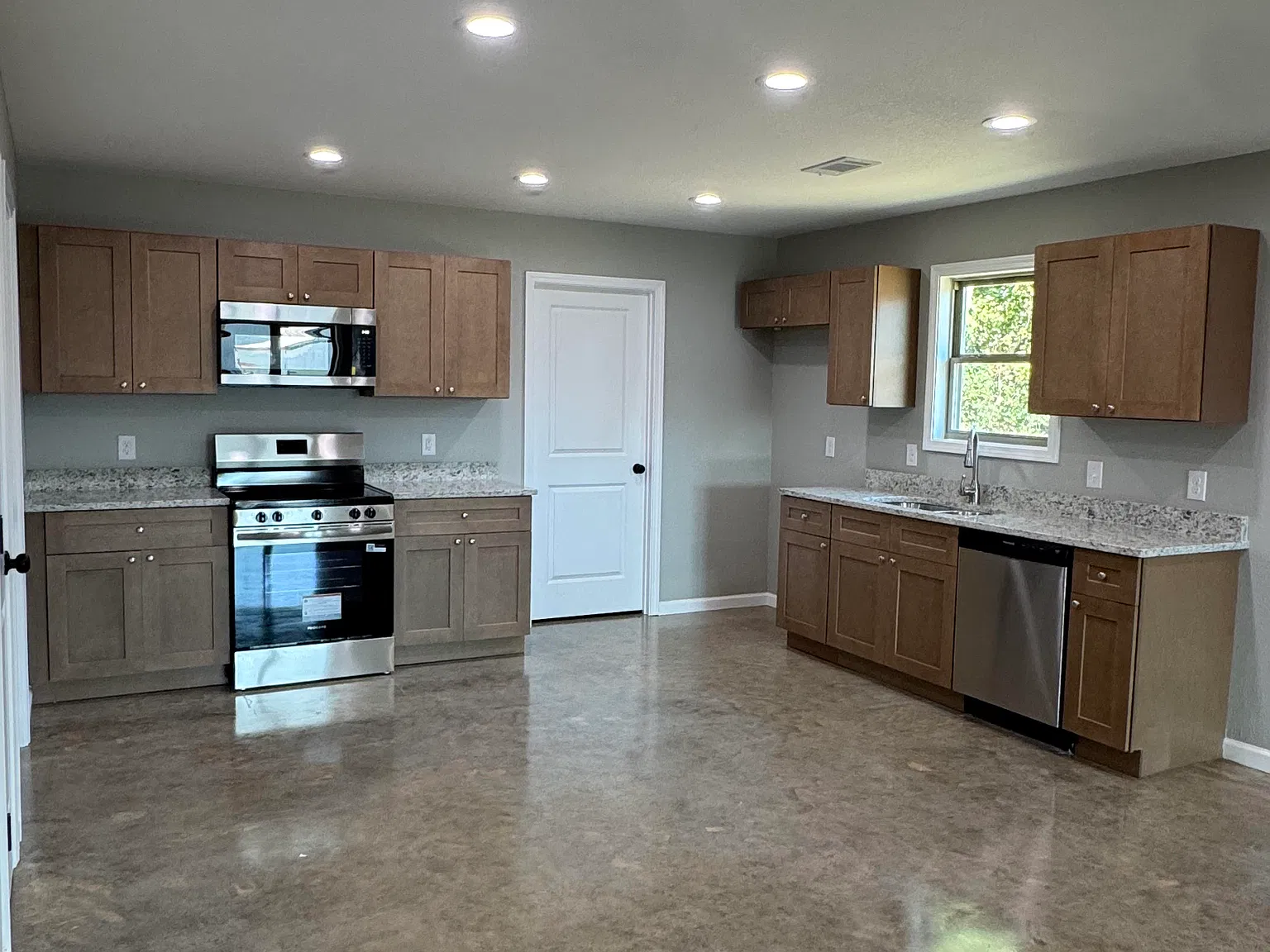 3 bed, 1350 sqft, $1,450 — Photo 3