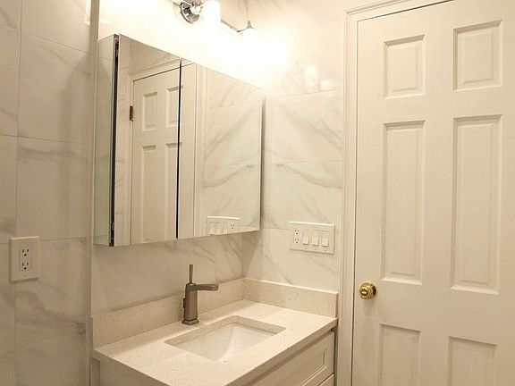 4th image of 3525 Crescent St APT 2R
