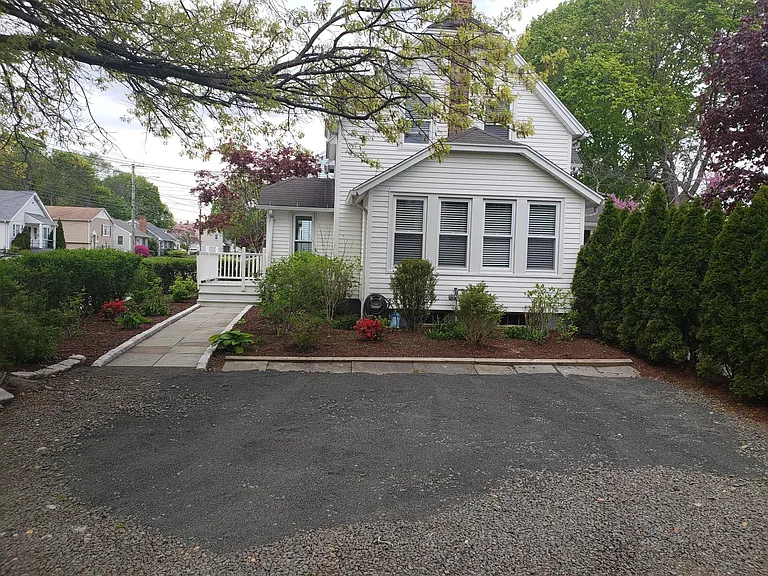 961 E Broadway — Photo 9