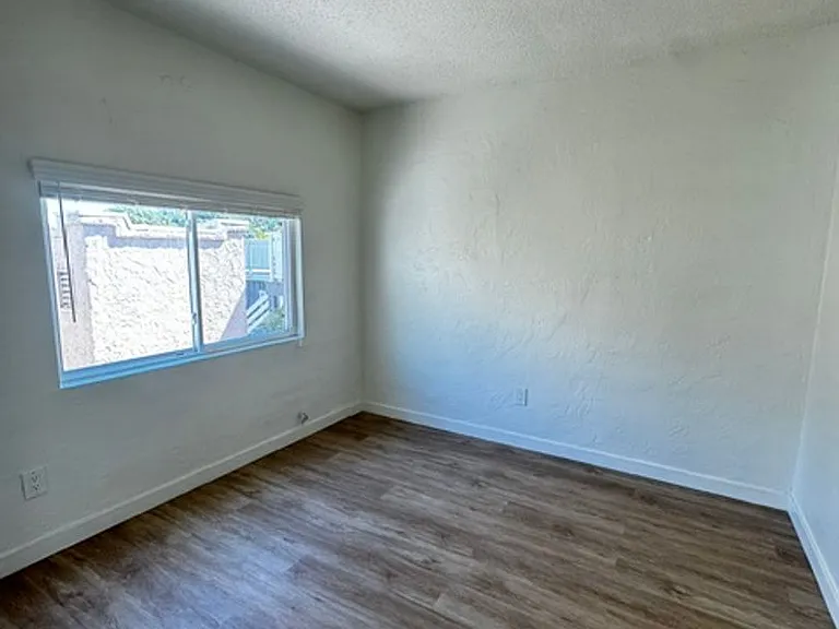 1090 Bangor Ln — Photo 10
