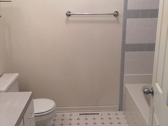 2nd bath with oversized tub.