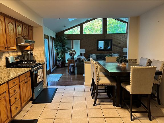 5th image of 33 Lake Nanuet Dr