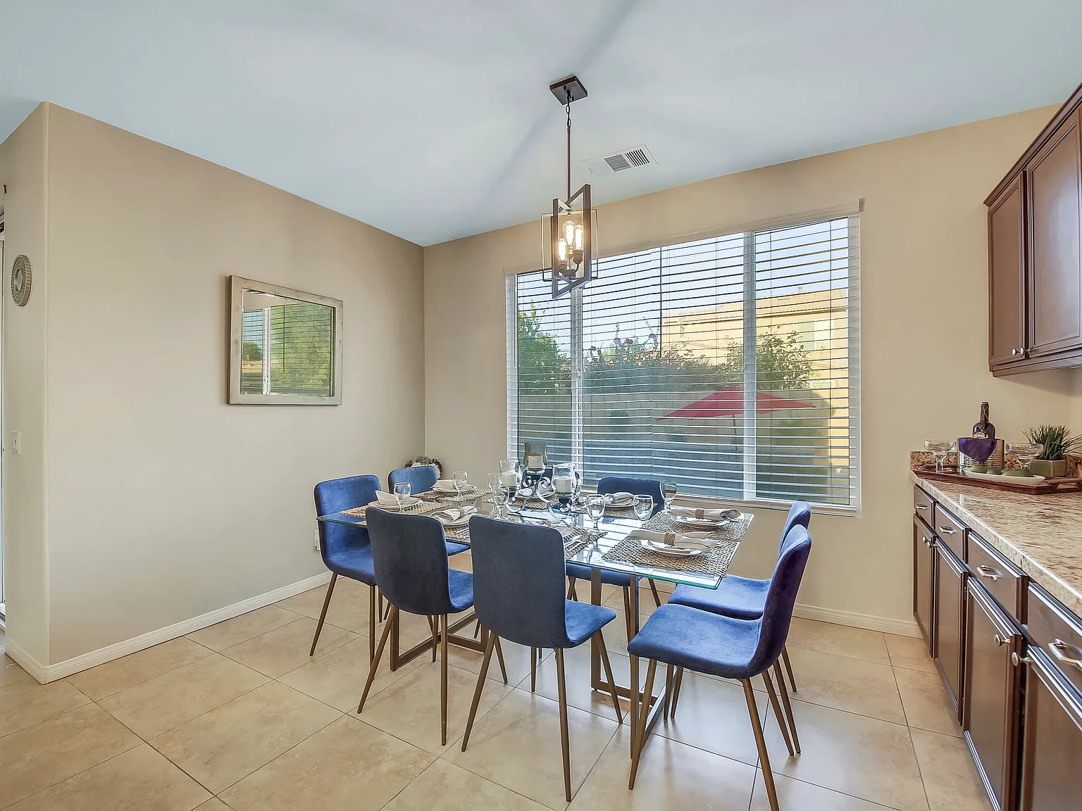 5 bed, 2369 sqft, $4,400 — Photo 3