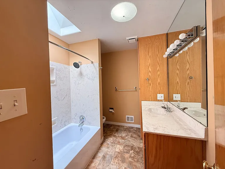 1818 Washington St NE — Photo 11