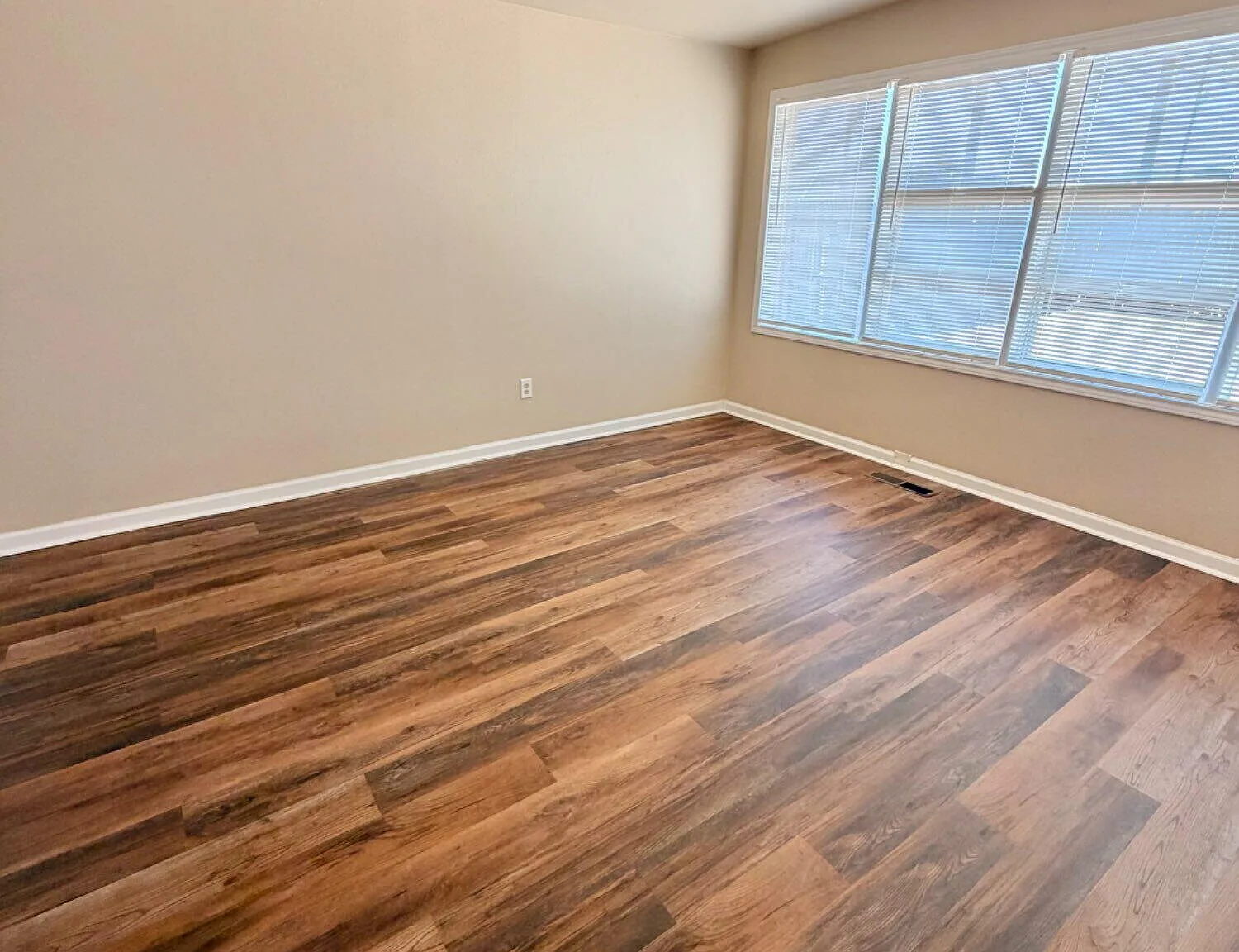 3 bed, 2.0 bath, 1176 sqft, $1,300 — Photo 2