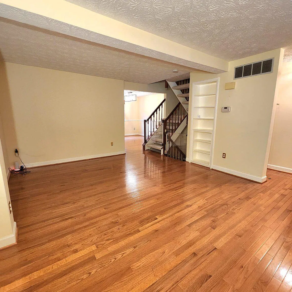3 bed, 3.0 bath, 1820 sqft, $3,200 — Photo 4