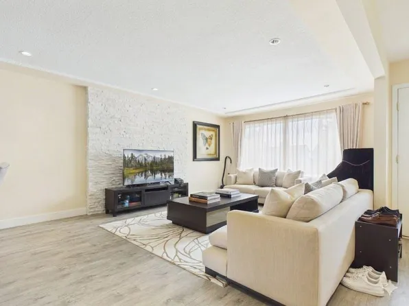 6325 Napier St, Burnaby, BC V5B 2B9