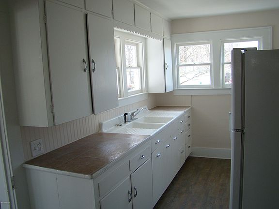 4th image of 310 Oak St
