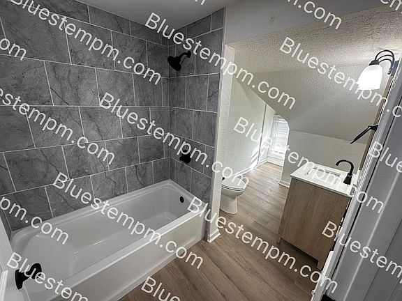 3rd image of 1115-1117 E Felix St #4