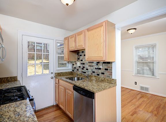 4th image of 5919 Edgehill Dr