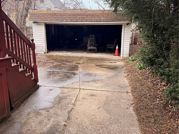 5th image of 658 E 115th St