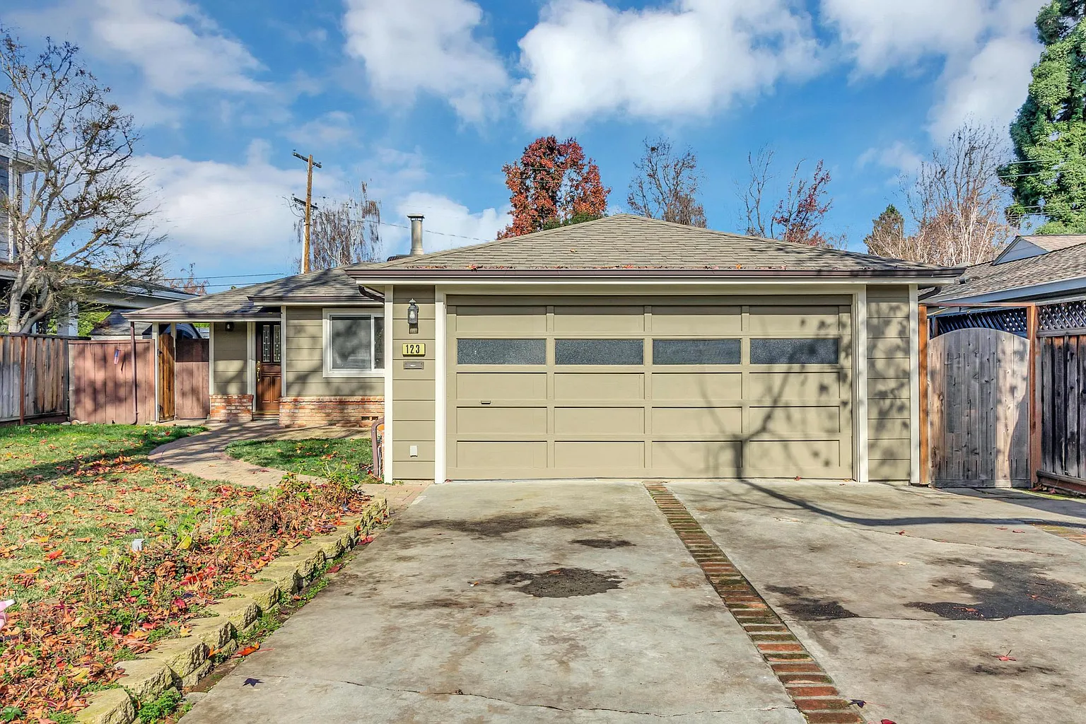 123 Dunsmuir Way photo 1