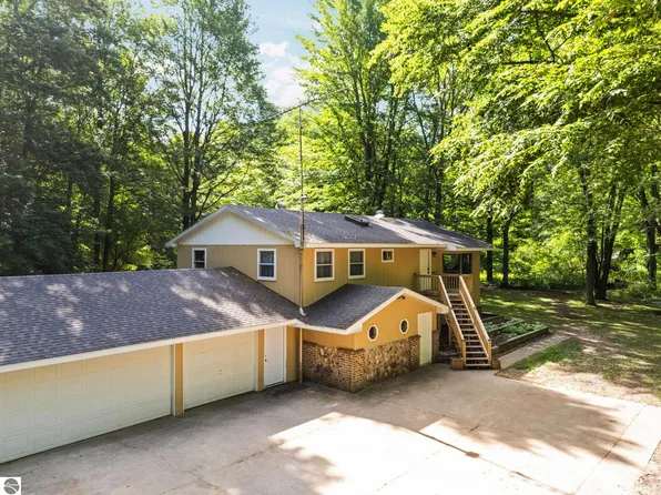 3527 S 31st Rd, Cadillac, MI 49601