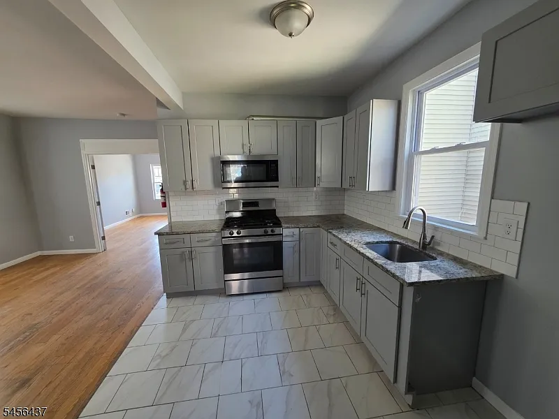 3 bed, 1.0 bath, $2,200 — Photo 3