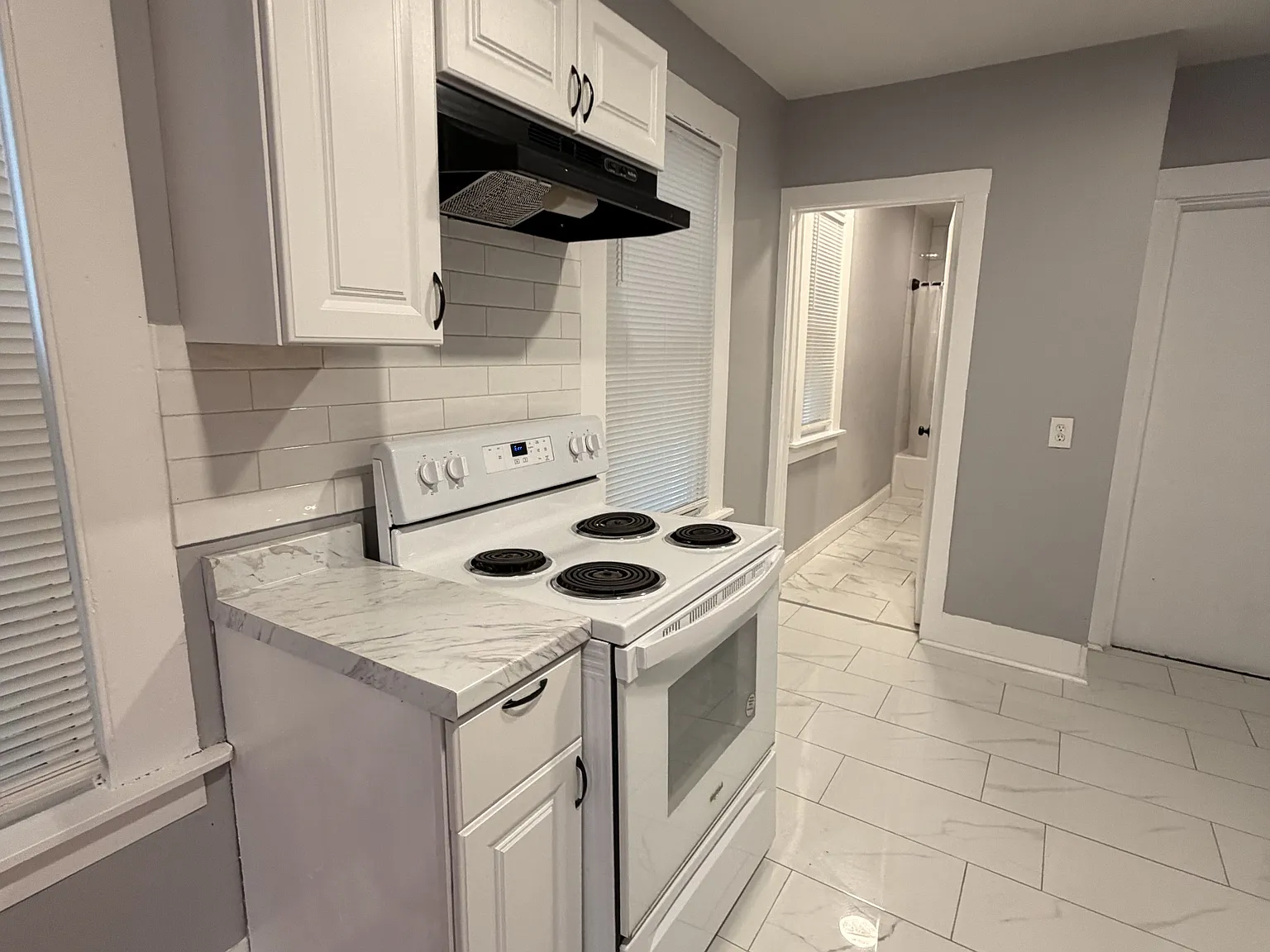 3 bed, 924 sqft, $1,875 — Photo 2