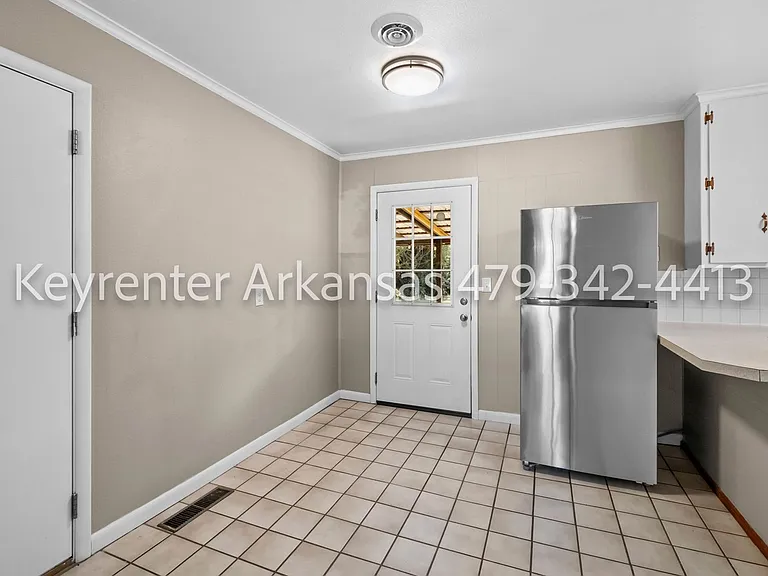 207 Carlton St — Photo 9