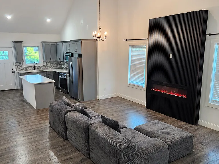 1114 Oak Knoll Ter SE — Photo 3