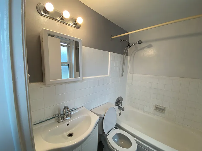 6460 Wyandotte St E — Photo 6