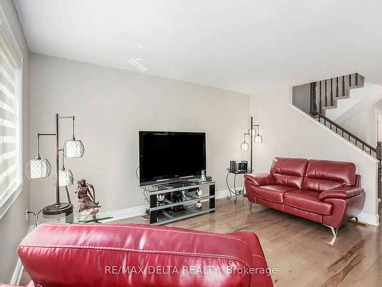 63 Johanne St — Photo 10