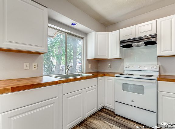 4th image of 827 Spring Park St
