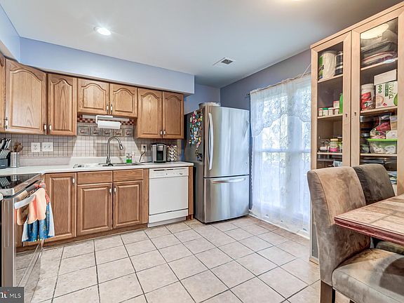 5th image of 2859 Burgundy Pl