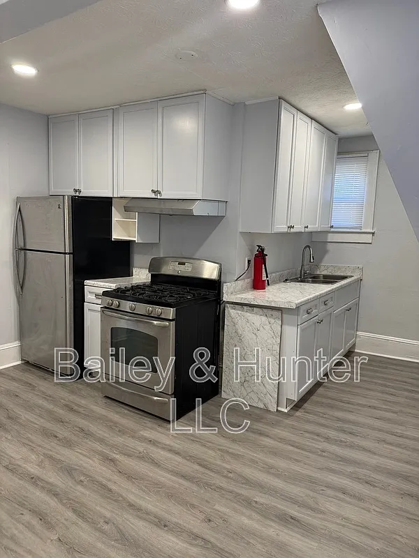 2 bed, 1.0 bath, 1086 sqft, $1,300 — Photo 2