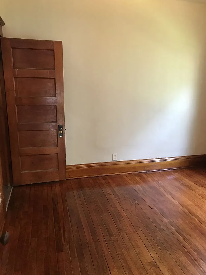 884 Margaret St E — Photo 2