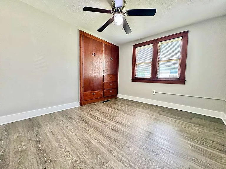 1202 W 7th St — Photo 12