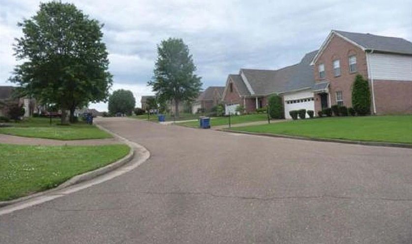 2nd image of 9977 Woodland Bend Dr