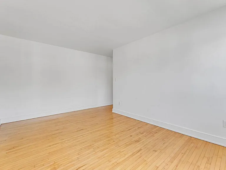 389 Yonge St #401-3 — Photo 15