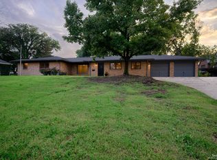 147 Overhill Rd, Salina, KS 67401